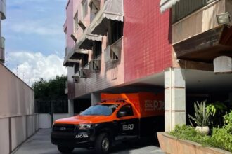 Homem em surto psicótico mata dois familiares a facadas e deixa um ferido no Rio