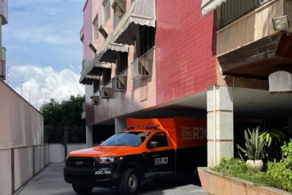 Homem em surto psicótico mata dois familiares a facadas e deixa um ferido no Rio