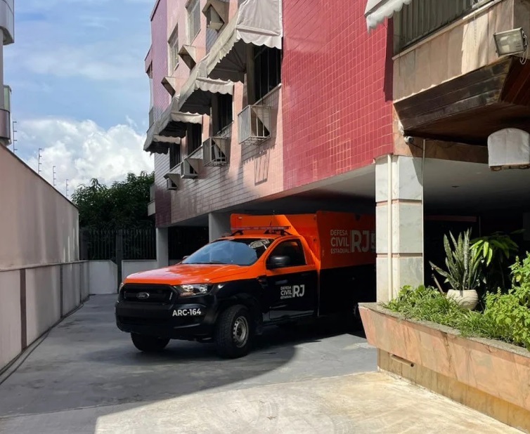 Homem em surto psicótico mata dois familiares a facadas e deixa um ferido no Rio