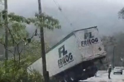 Caminhão de transportadora sofre acidente e quase cai em ribanceira