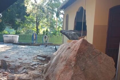 Pedras se desprendem de encosta e atingem residência na Região Serrana