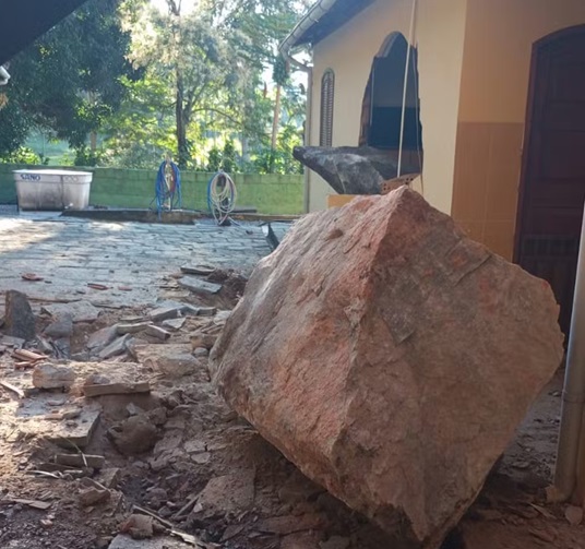 Pedras se desprendem de encosta e atingem residência na Região Serrana