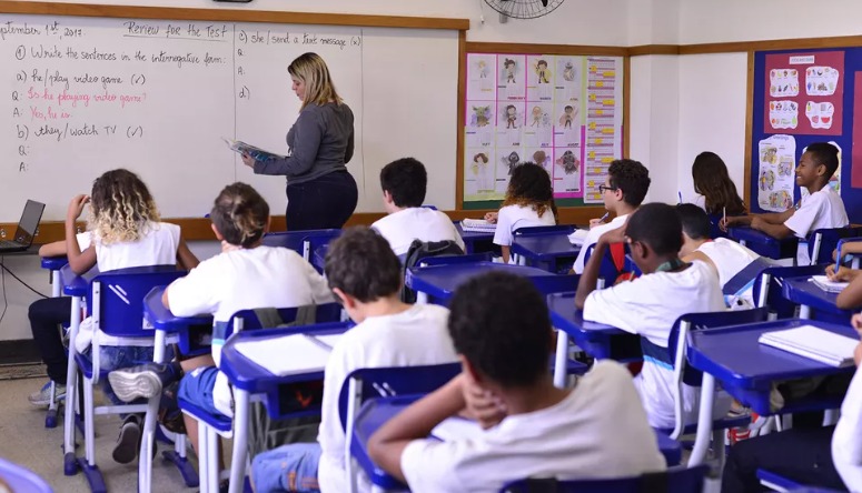 Governo do Estado regulamenta carga horária de professores de 18 para 30 horas semanais