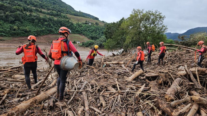 Chuvas no RS: Bombeiros do RJ já salvaram mais de 170 pessoas