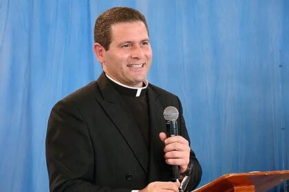 Padre Alexandre Paciolli é denunciado por cometer crime de importunação sexual em Itaperuna