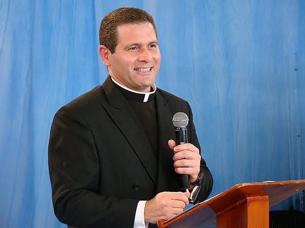 Padre Alexandre Paciolli é denunciado por cometer crime de importunação sexual em Itaperuna