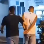 Suspeita de golpes: ambulante é preso com 18 cartões de crédito, três máquinas e um celular