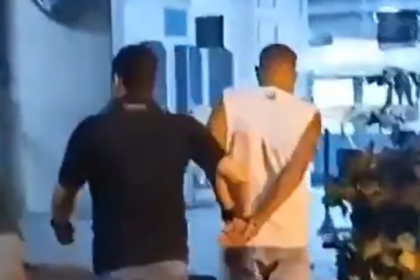 Suspeita de golpes: ambulante é preso com 18 cartões de crédito, três máquinas e um celular