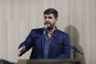 Na tribuna, Helinho Nahim cobra tratamento de oncologia infantil em Campos