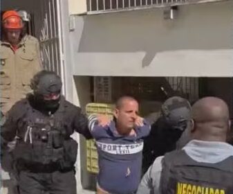 Homem é preso após ameaçar e fazer seus familiares de reféns; mãe estava entre as vítimas