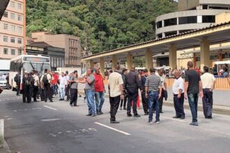 Funcionários de viação proibida de rodar em Petrópolis fazem protesto no centro