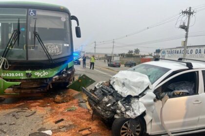 Acidente entre ônibus e carro deixa mulher morta em Campos