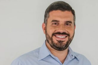 Prefeito de Cordeiro é acusado de nepotismo após nomear o pai para assumir Secretaria