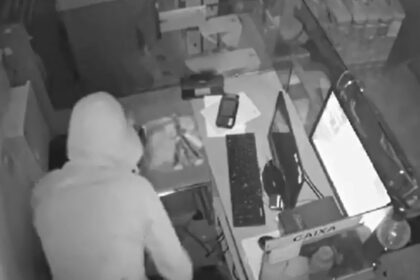 Câmeras flagram ação de bandidos arrombando loja no Centro de Campos