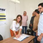 Prefeita assina convênio e PAV da Receita Federal já atende em Quissamã
