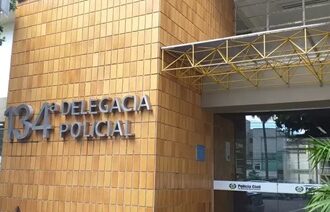 Assaltantes encapuzados invadem casa, roubam e agridem moradores, em Campos