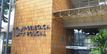 Assaltantes encapuzados invadem casa, roubam e agridem moradores, em Campos