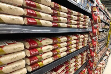Supermercado de Campos restringe vendas de arroz após compras em grande volume