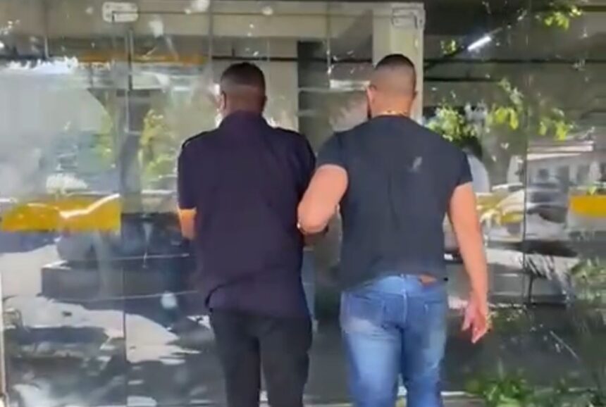 Funcionário de empresa de ônibus é preso suspeito de ameaçar de morte e constranger ex-companheira, em Campos