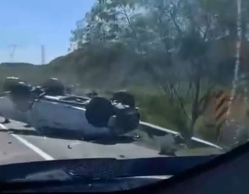 Grave acidente entre dois carros e caminhão deixa feridos na BR-101, em Rio das Ostras