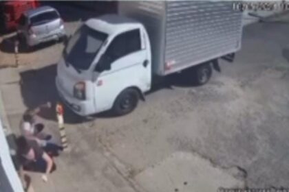 Caminhão desgovernado bate em portão de fábrica e por pouco não atinge duas mulheres