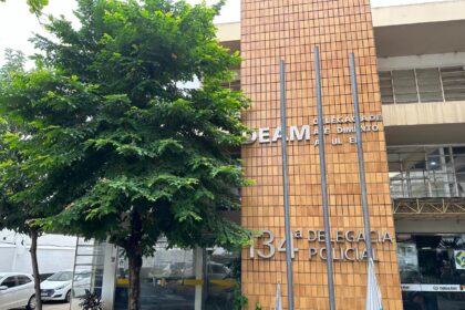 Homem é preso após jogar álcool no corpo de companheira, ameaçar atear fogo e agredir a vítima dentro de casa, em Campos