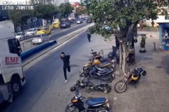 VÍDEO: preso corre algemado para tentar escapar da delegacia no Rio