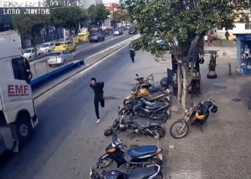 VÍDEO: preso corre algemado para tentar escapar da delegacia no Rio