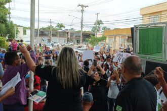 Siprosep volta a protestar em frente à sede da Prefeitura de Campos, com apoio de estudantes