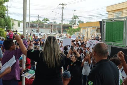 Siprosep volta a protestar em frente à sede da Prefeitura de Campos, com apoio de estudantes
