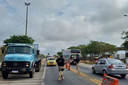 Maio Amarelo: ação da PRF aborda 70 caminhões em Campos-RJ