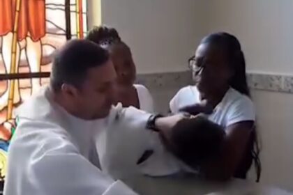 Padre que deu puxão em bebê durante batizado é afastado de paróquia 