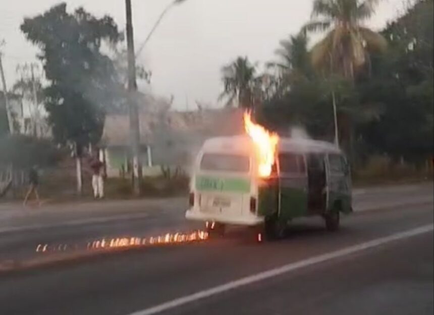 Kombi pega fogo no meio da BR-101, em Campos; congestionamento se estendeu após outro acidente ser registrado