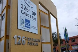 Pai é preso por agredir filho de 12 anos com uma garrafa de vidro