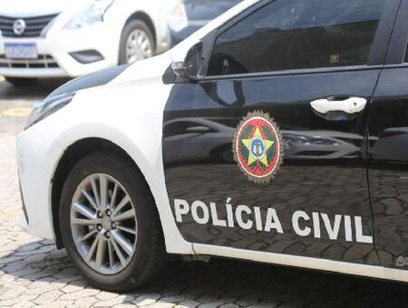 Homem é preso ao tentar agredir os pais dentro de delegacia