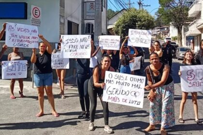 Mães e familiares protestam contra suposta negligência médica no Hospital Municipal de Cordeiro, após morte de criança de 1 ano