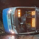 Empresa Cascatinha se posiciona após ônibus tombar em rua de Petrópolis