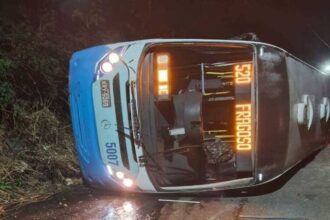 Empresa Cascatinha se posiciona após ônibus tombar em rua de Petrópolis