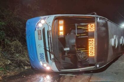 Empresa Cascatinha se posiciona após ônibus tombar em rua de Petrópolis