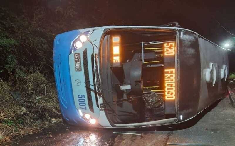 Empresa Cascatinha se posiciona após ônibus tombar em rua de Petrópolis