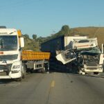 Acidente com três carretas deixa trânsito lento na BR-101, em Macaé