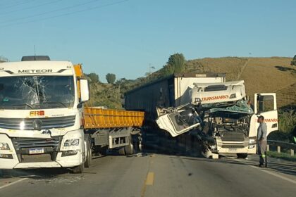 Acidente com três carretas deixa trânsito lento na BR-101, em Macaé