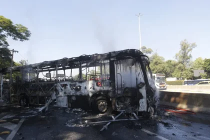 Operação na Maré: PM é morto e vias expressas são fechadas pelo tráfico