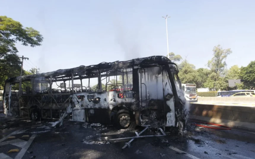 Operação na Maré: PM é morto e vias expressas são fechadas pelo tráfico