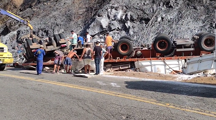 Caminhoneiro morre em grave acidente na RJ-214, entre Natividade e Varre-Sai