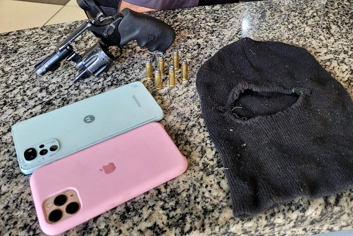 Comerciante persegue criminosos após ser assaltado em SJB; suspeitos caíram da moto durante a fuga