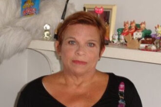 Filho da colunista Maria Ester é absolvido da acusação de matar a mãe queimada