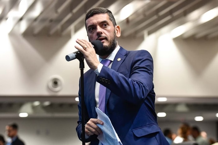 Lei de Rodrigo Bacellar garante que pacientes com TDAH e autismo não podem ter tratamentos interrompidos