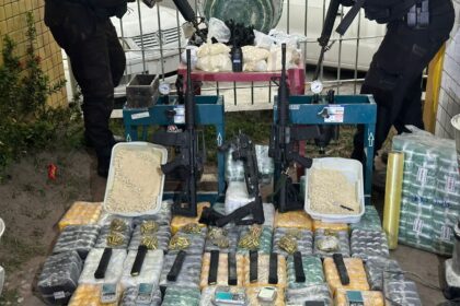 32º BPM prende cinco homens com farta quantidade de drogas, munições e Fuzis em casa na Fronteira, em Macaé; prejuízo é de mais de R$ 600 mil