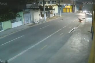EXCLUSIVO: vídeo mostra exato momento do acidente que deixou motociclista gravemente ferido, em Campos